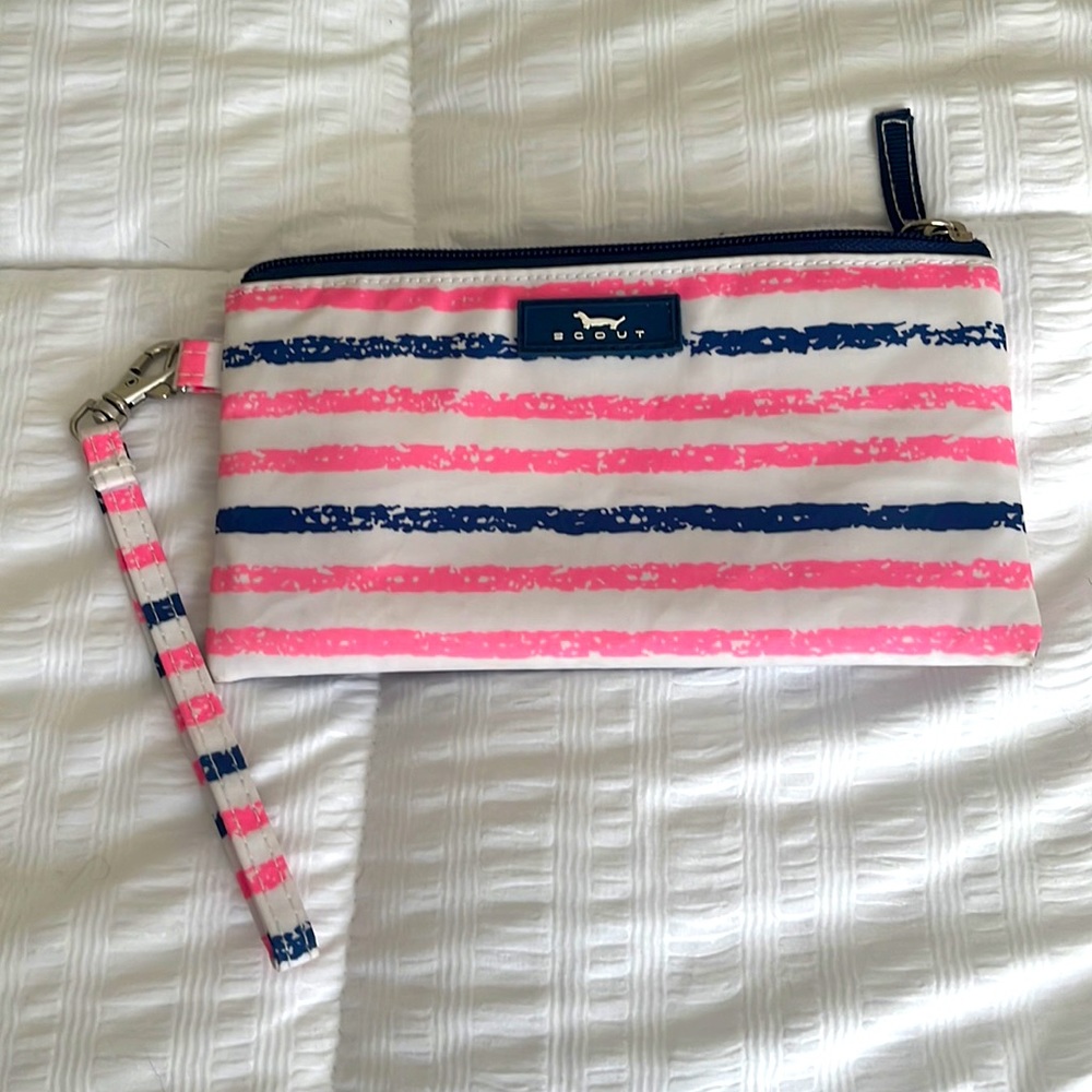 Scout wristlet purse. New without tags. 4 x 7 1/2”